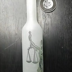 Sticlă pentru palinkă cu model Justicia  -  - Artynos.ro