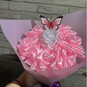 Buchet Artizanal de Flori din Panglica de Satin, Model cu Trandafiri si Fluturi Decorativi, Handmade - Artynos.ro