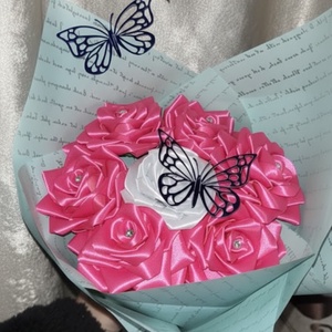 Buchet Artizanal de Flori din Panglica de Satin, Model cu Trandafiri si Fluturi Decorativi, Handmade - casă & stil de viață - decorațiuni de casă - accesorii florale - buchete de flori - Artynos.ro