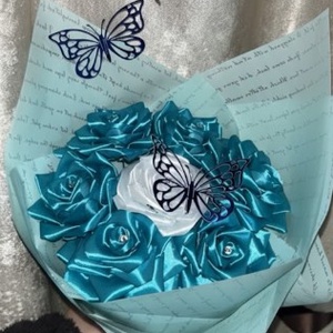 Buchet Artizanal de Flori din Panglica de Satin, Model cu Trandafiri si Fluturi Decorativi, Handmade - casă & stil de viață - decorațiuni de casă - accesorii florale - buchete de flori - Artynos.ro