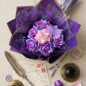Buchet Artizanal de Flori din Panglică de Satin, Model Royal Purple, Decorat cu Perle și Fluture, 7 Trandafiri Lucrați M - casă & stil de viață - decorațiuni de casă - accesorii florale - buchete de flori - Artynos.ro