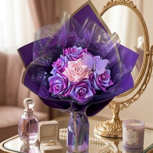 Buchet Artizanal de Flori din Panglică de Satin, Model Royal Purple, Decorat cu Perle și Fluture, 7 Trandafiri Lucrați M - casă & stil de viață - decorațiuni de casă - accesorii florale - buchete de flori - Artynos.ro