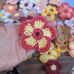 Martisor crosetat de tip Brosa - Floricele colorate - Artynos.ro
