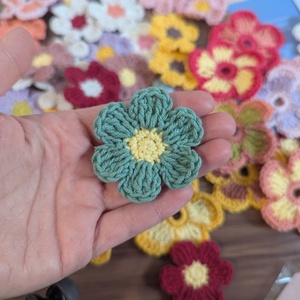 Mărțișor croșetat de tip Broșă - Floricele colorate - bijuterii - mărțișor - Artynos.ro