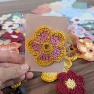 Mărțișor croșetat de tip Broșă - Floricele colorate - bijuterii - mărțișor - Artynos.ro