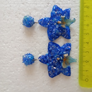 Cercei orhidee albastră  - bijuterii - cercei - cercei din rășină - Artynos.ro