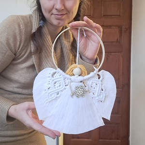 Ingeras Macrame de Craciun Handmade � Decoratiune Alba pe Cerc de Bambus cu Fulg de Nea din Lemn, Cadou de Craciun - Artynos.ro