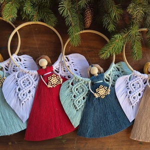 Îngeraș Macrame de Crăciun Handmade � Decorațiune Albă pe Cerc de Bambus cu Fulg de Nea din Lemn, Cadou de Crăciun - crăciun - decorațiuni de crăciun de casă - decorațiuni pentru ușă de crăciun - Artynos.ro