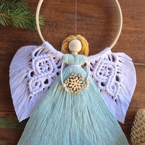 Ingeras Macrame de Craciun Handmade � Decoratiune Alba pe Cerc de Bambus cu Fulg de Nea din Lemn, Cadou de Craciun - Artynos.ro