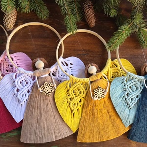Îngeraș Macrame de Crăciun Handmade � Decorațiune Albă pe Cerc de Bambus cu Fulg de Nea din Lemn, Cadou de Crăciun - crăciun - decorațiuni de crăciun de casă - decorațiuni pentru ușă de crăciun - Artynos.ro