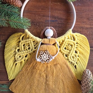 Ingeras Macrame de Craciun Handmade – Decoratiune Alba pe Cerc de Bambus cu Fulg de Nea din Lemn, Cadou de Craciun, Craciun, Decoratiuni de Craciun de casa, Decoratiuni pentru usa de Craciun, Innoda, Impletitura, Lucrat din snur de bumbac macrame si montat pe un cerc natural din bambus, acest ingeras delicat es..., ARTYNOS