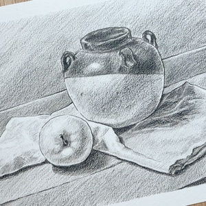 Ulcior cu măr, natură statică în creion - arte vizuale și accesorii  - grafică, ilustrație - desen în creion - Artynos.ro