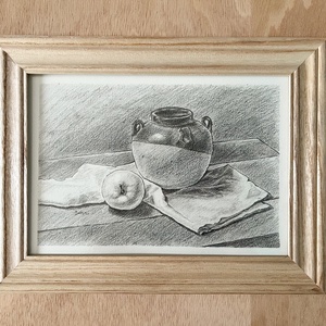 Ulcior cu măr, natură statică în creion - arte vizuale și accesorii  - grafică, ilustrație - desen în creion - Artynos.ro