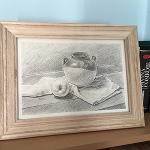 Ulcior cu măr, natură statică în creion - arte vizuale și accesorii  - grafică, ilustrație - desen în creion - Artynos.ro