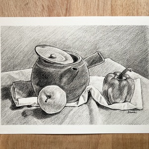 Desen în creion - ibric cu măr și ardei - arte vizuale și accesorii  - grafică, ilustrație - desen în creion - Artynos.ro