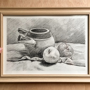 Desen în creion - ulcior cu măr și roșie  - arte vizuale și accesorii  - grafică, ilustrație - desen în creion - Artynos.ro