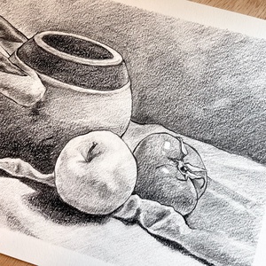 Desen în creion - ulcior cu măr și roșie  - arte vizuale și accesorii  - grafică, ilustrație - desen în creion - Artynos.ro