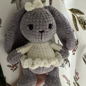 Chenille iepuraș croșetat - jucării și echipamente pentru copii - plușuri - iepure de pluș - Artynos.ro