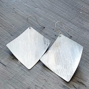 Cercei curbați din aluminiu -  - Artynos.ro Cercei curbați din aluminiu -  - Artynos.ro