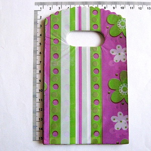 Punguta plastic de cadou cu flori si dungi 24341, Craciun, Accesorii cadou de Craciun, Pungi cadou de Craciun, Altele, ARTYNOS