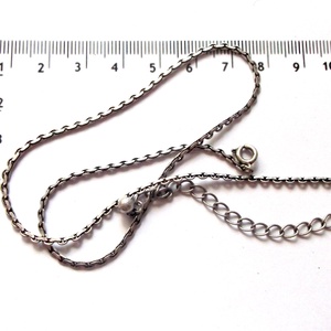 Lant argintiu inchis cu inchizatoare lobster 43848, Accessorii si unelte, Accesorii pentru bijuterii, Confectionarea bijuteriilor, 
Lant cu inchizatoare lobster
Lant argintiu inchis cu inchizatoare lobster
latimea 2 mm
lumgimea 37..., ARTYNOS