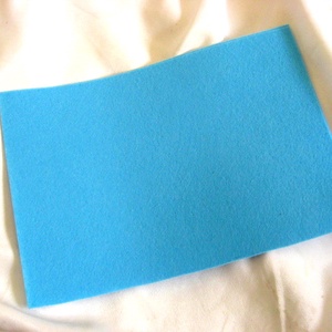 Coala de fetru albastru  deschis 52198, Arte vizuale si accesorii , Imagini cu broderii, Tablou textil din fetru, Aranjament de flori, Confectionarea bijuteriilor, ARTYNOS