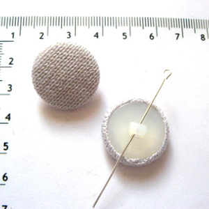 Nasturi gri imbracati cu tricot 5392, Accessorii si unelte, Mercerie, Buton, Buton textil, Impletituri, broderie cu margele, Nasturi gri imbracati cu tricot 
Nasturi gri 24mm 
Nasturi gri acrilici                            , ARTYNOS