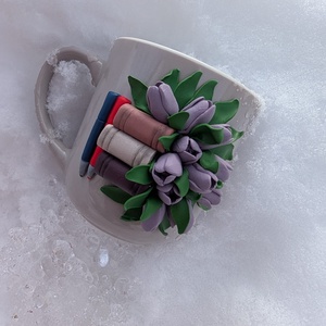 Cana personalizata cu lalele si carti - Cadoul perfect pentru iubitorii de frumos si carti, dar si pentru profesori, Casă & Stil de viață, Accesorii pentru echipamente de bucătărie, Accesorii de servire, Căni, Lucrare cu argilă, Plastilină, ARTYNOS