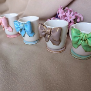 Set Ceșcuțe Espresso Handmade cu Fundițe din Lut Polimeric și Suport Lemn  Cadou Elegant și Delicat - casă & stil de viață - accesorii pentru echipamente de bucătărie - accesorii de servire - cești cafea, set ceai - Artynos.ro