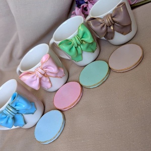 Set Ceșcuțe Espresso Handmade cu Fundițe din Lut Polimeric și Suport Lemn  Cadou Elegant și Delicat - casă & stil de viață - accesorii pentru echipamente de bucătărie - accesorii de servire - cești cafea, set ceai - Artynos.ro