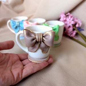 Set Ceșcuțe Espresso Handmade cu Fundițe din Lut Polimeric și Suport Lemn  Cadou Elegant și Delicat - casă & stil de viață - accesorii pentru echipamente de bucătărie - accesorii de servire - cești cafea, set ceai - Artynos.ro
