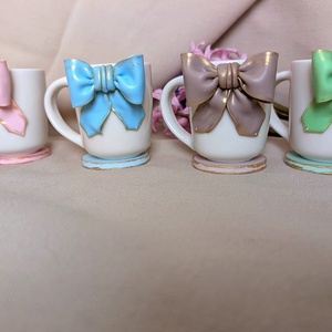 Set Ceșcuțe Espresso Handmade cu Fundițe din Lut Polimeric și Suport Lemn  Cadou Elegant și Delicat, Casă & Stil de viață, Accesorii pentru echipamente de bucătărie, Accesorii de servire, Cești cafea, set ceai, Plastilină, Obiecte pictate, ARTYNOS