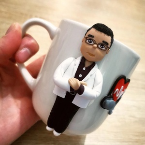 Cana personalizata cu figurina 3d din lut polimeric. Specializare / Meserii - casă & stil de viață - accesorii pentru echipamente de bucătărie - accesorii de servire - căni - Artynos.ro