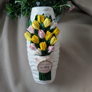 Vaza decorativa handmade cu lalele din lut polimeric � personalizabila - Artynos.ro