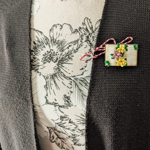 Broșă Mărțișor carte cu flori din lut polimeric � realizată manual, cadou pentru iubitorii de lectură - bijuterii - broșe - Artynos.ro