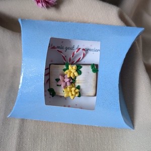 Broșă Mărțișor carte cu flori din lut polimeric � realizată manual, cadou pentru iubitorii de lectură - bijuterii - broșe - Artynos.ro