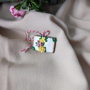 Broșă Mărțișor carte cu flori din lut polimeric � realizată manual, cadou pentru iubitorii de lectură - bijuterii - broșe - Artynos.ro