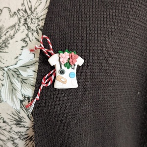 Mărțișoare handmade din lut polimeric � Dințișor, halat medical, tematică medicală, cadou de 1 Martie - bijuterii - mărțișor - Artynos.ro