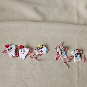 Mărțișoare handmade din lut polimeric � Dințișor, halat medical, tematică medicală, cadou de 1 Martie - bijuterii - mărțișor - Artynos.ro
