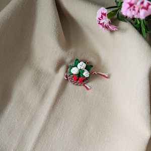 Broșă mărțișor handmade din lut polimeric � Coșuleț cu flori, cadou de 1 Martie - bijuterii - mărțișor - Artynos.ro