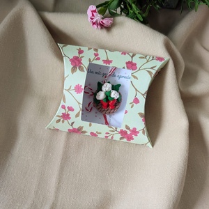 Broșă mărțișor handmade din lut polimeric � Coșuleț cu flori, cadou de 1 Martie - bijuterii - mărțișor - Artynos.ro