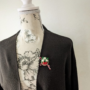 Broșă mărțișor handmade din lut polimeric � Coșuleț cu flori, cadou de 1 Martie - bijuterii - mărțișor - Artynos.ro