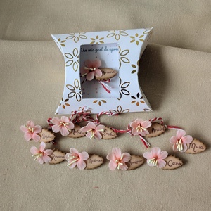 Broșă mărțișor handmade personalizabilă � Floare de cires roz cu nume sau mesaj scurt, cadou unic de 1 Martie - bijuterii - mărțișor - Artynos.ro