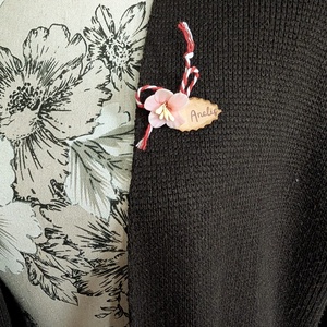 Broșă mărțișor handmade personalizabilă � Floare de cires roz cu nume sau mesaj scurt, cadou unic de 1 Martie - bijuterii - mărțișor - Artynos.ro