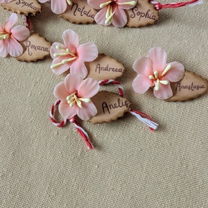 Brosa martisor handmade personalizabila – Floare de cires roz cu nume sau mesaj scurt, cadou unic de 1 Martie, Bijuterii, Martisor, Plastilina, Sculptura, Aceasta brosa martisor este realizata manual din lut polimeric si poate fi personalizata cu nume sa..., ARTYNOS
