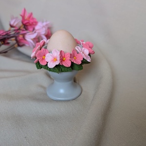 Suport pentru ou din ceramică decorat manual cu flori roz din � suport ou mic dejun / decor delicat de primăvară / Paște - casă & stil de viață - decorațiuni de casă - decorațiuni de masă și rafturi - decorațiuni de masă - Artynos.ro