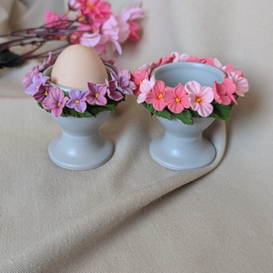 Suport pentru ou din ceramica decorat manual cu flori roz din � suport ou mic dejun / decor delicat de primavara / Paste - Artynos.ro