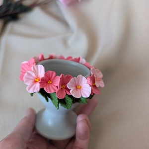 Suport pentru ou din ceramică decorat manual cu flori roz din � suport ou mic dejun / decor delicat de primăvară / Paște - casă & stil de viață - decorațiuni de casă - decorațiuni de masă și rafturi - decorațiuni de masă - Artynos.ro