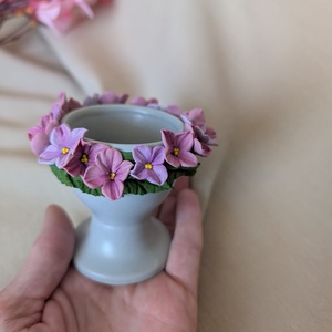 Suport pentru ou din ceramică decorat manual cu flori roz din � suport ou mic dejun / decor delicat de primăvară / Paște - casă & stil de viață - decorațiuni de casă - decorațiuni de masă și rafturi - decorațiuni de masă - Artynos.ro