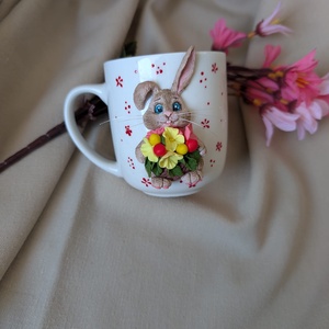 Cană ceramică decorată manual cu iepuraș și flori � cană handmade de Paște, cadou primăvară - decor de sărbători - decorațiuni de paște - căni de paște - Artynos.ro